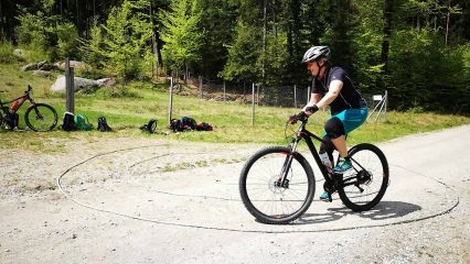 MTB Fahrtechnik girls only - Enge Kurven fahren