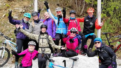 Starke Girls mit ihrem Coach