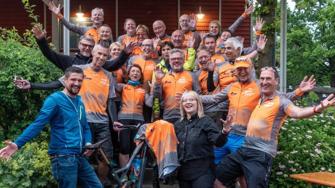 Die MTB-Gruppe der DAV Sektion Hof präsentiert ihre Bergsport-Trikots