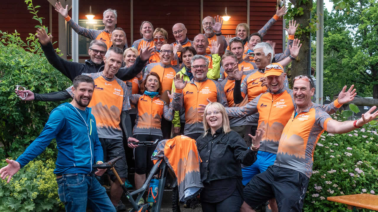 Die MTB-Gruppe der DAV Sektion Hof präsentiert ihre Bergsport-Trikots