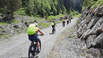 Ladies auf dem KAT Bike unterwegs